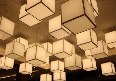 Stijlvolle moderne plafonniers in een elegant interieur, perfect voor design verlichting.